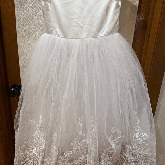 Elegant White Kids Dress - Picture 1 of 5